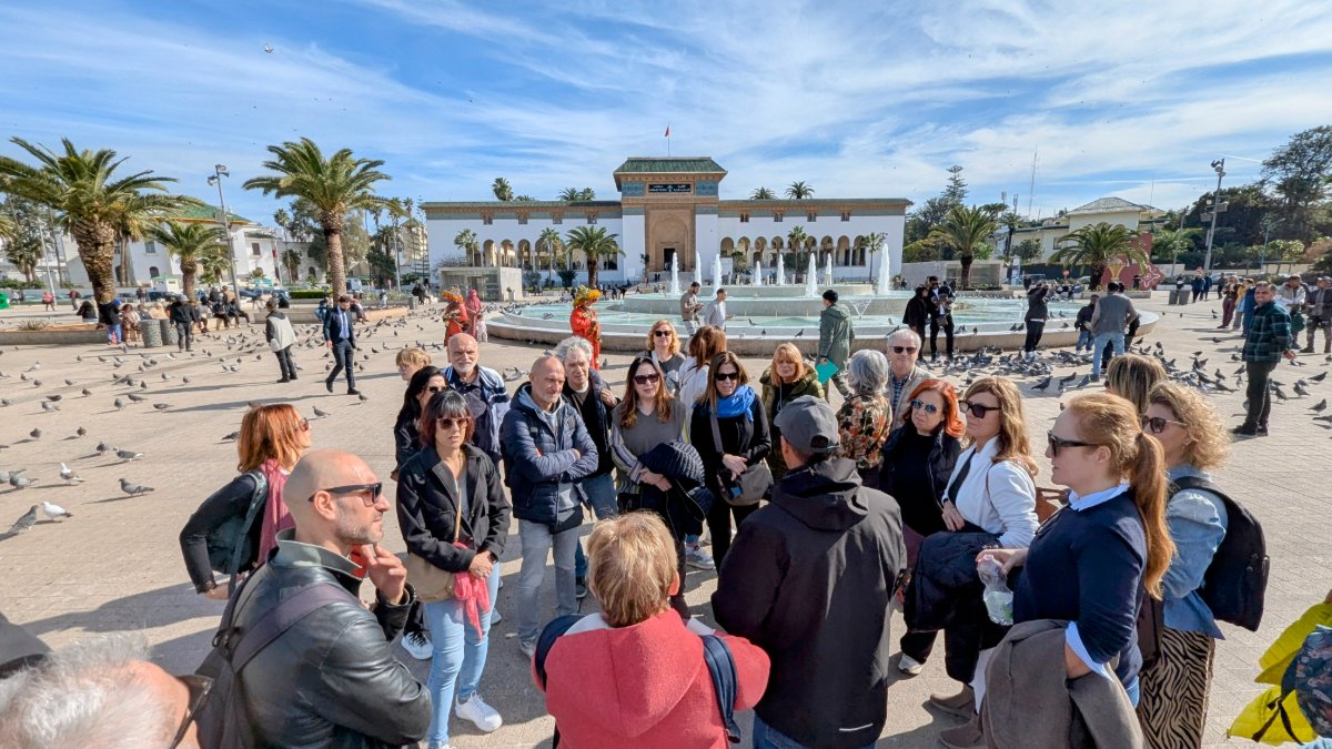 Gruppo Meeters in piazza durante il tour delle Città Imperiali
