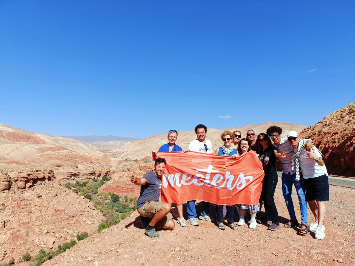 Gruppo Meeters con il banner arancione in viaggio in Marocco