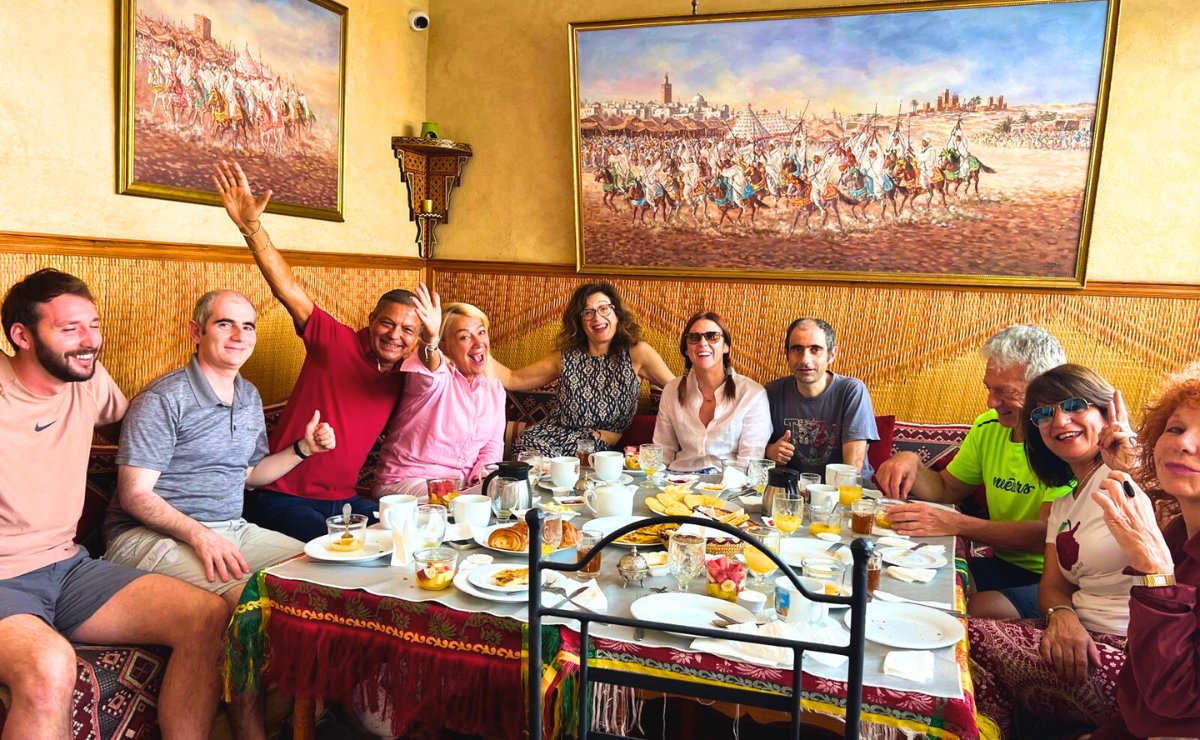 Gruppo Meeters a tavola durante una colazione in Marocco