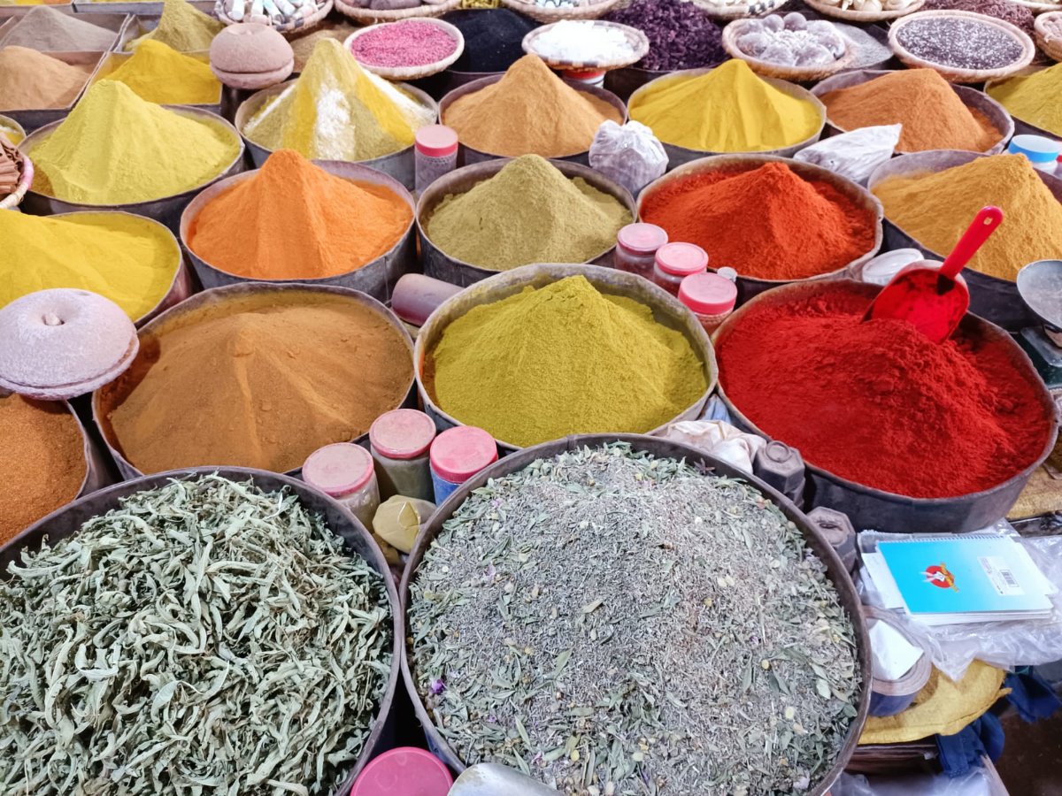 Spezie colorate al souk di Marrakech
