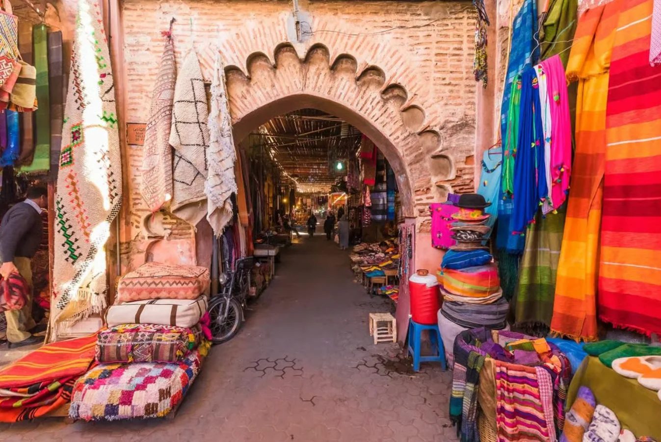Souk di Marrakech con tappeti e tessuti colorati