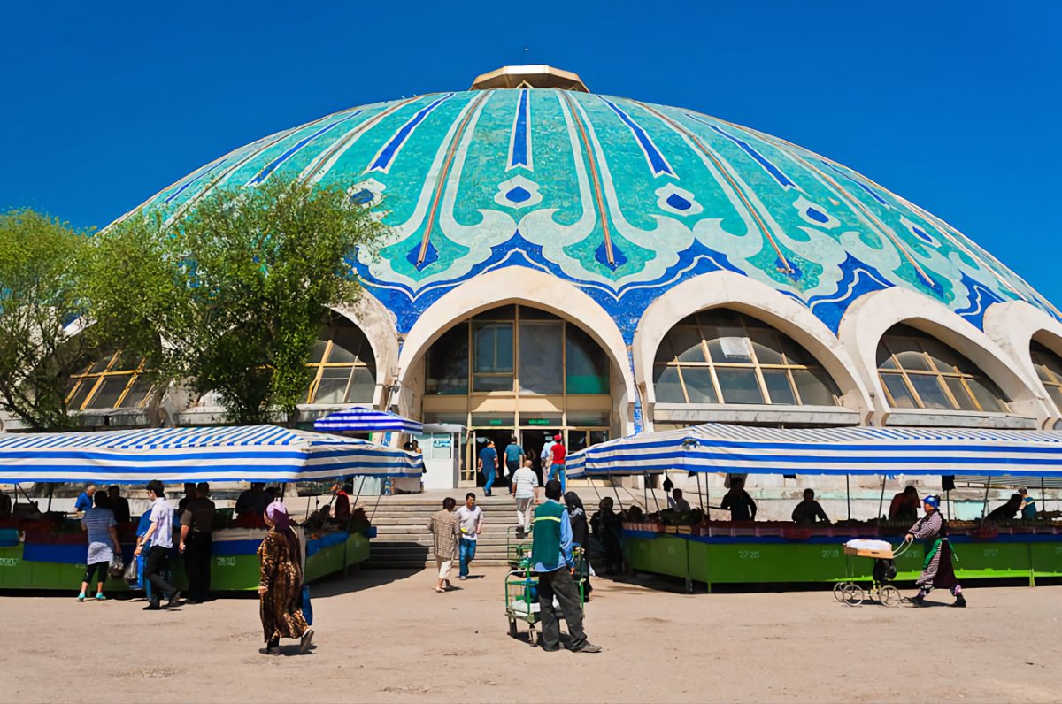 Bazar Chorsu a Tashkent con la grande cupola azzurra