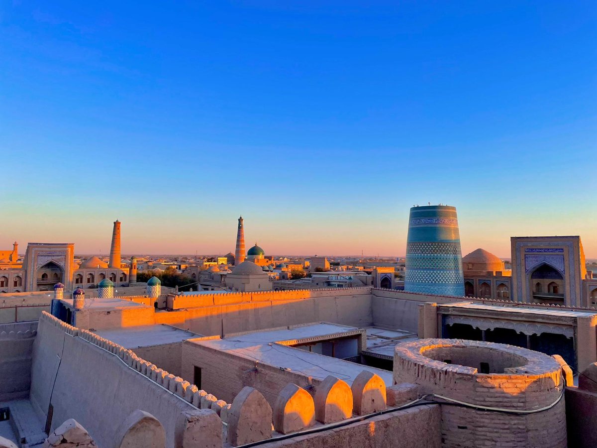 Alba dorata sulla città vecchia di Khiva