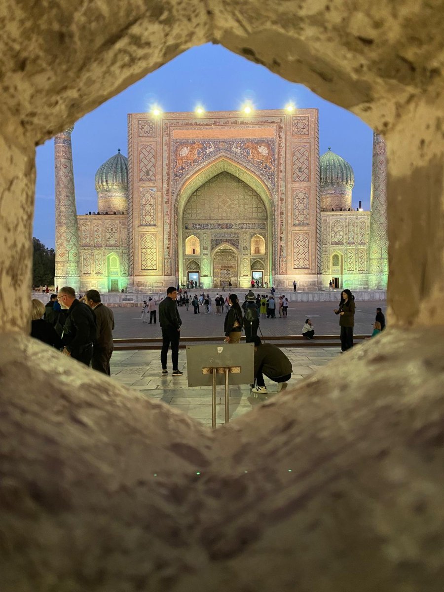 Madrasa di Samarcanda inquadrata da un arco