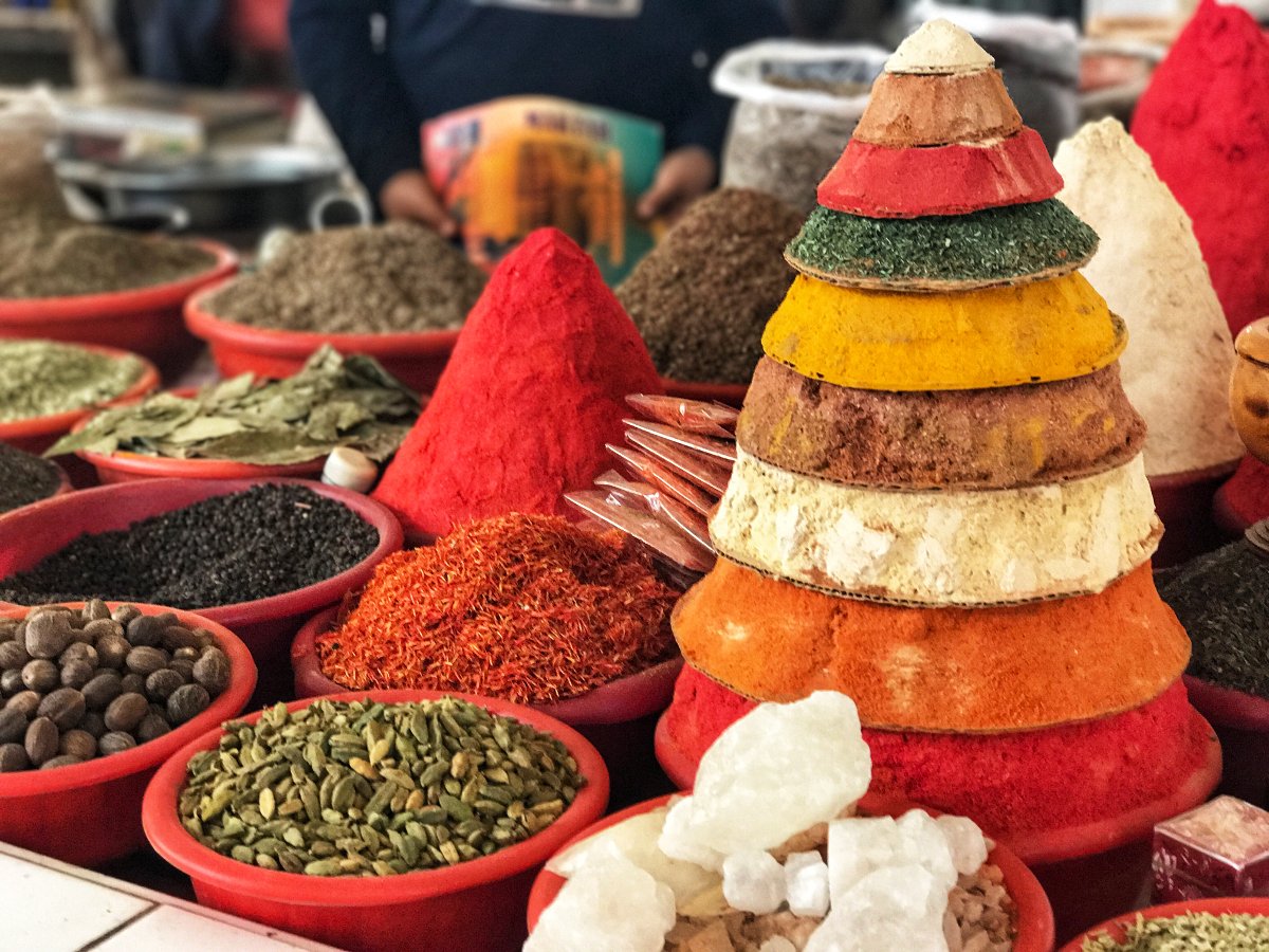 Spezie colorate al bazar in Uzbekistan
