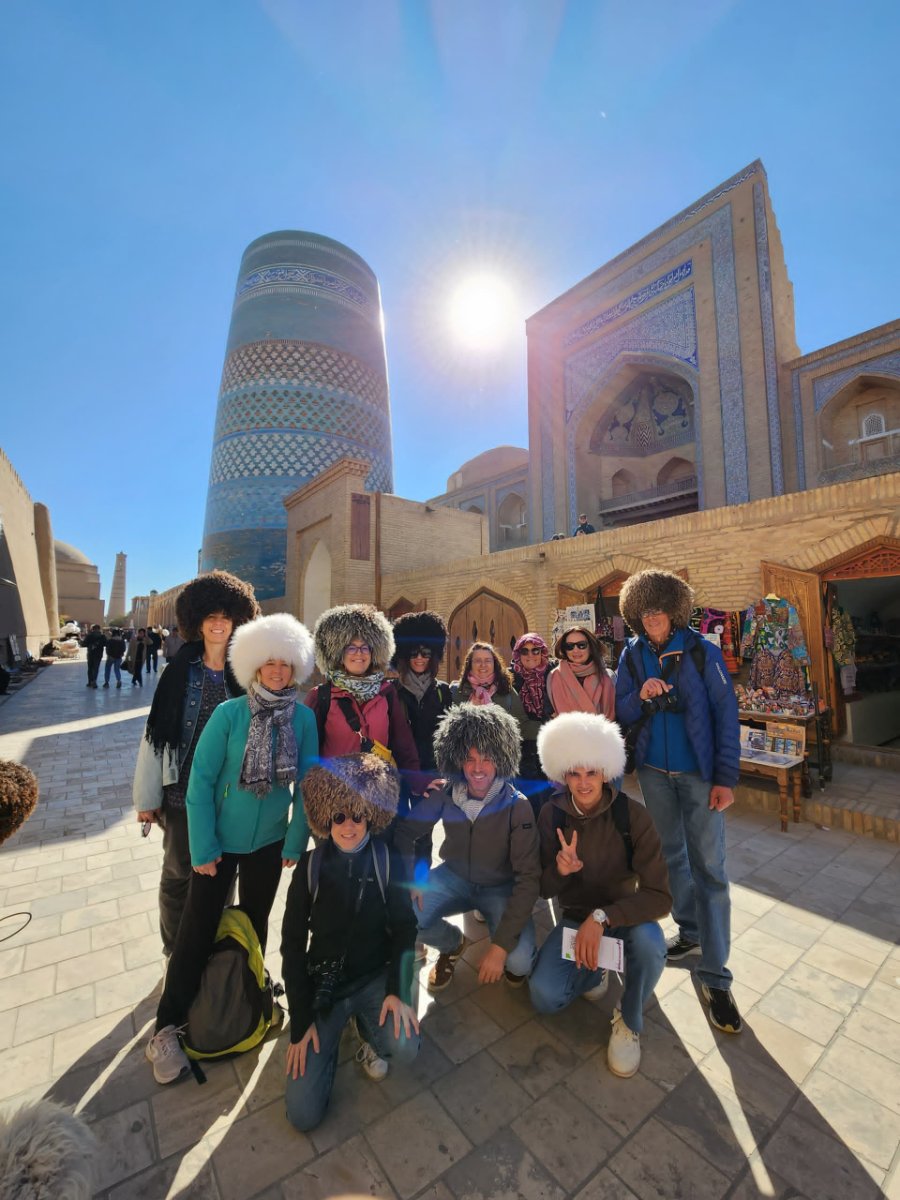 Gruppo Meeters in viaggio a Khiva con il minareto Kalta Minor