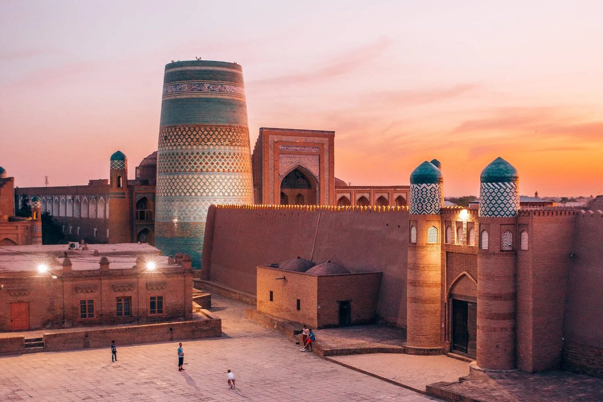 Paesaggio al tramonto sulle mura di Khiva